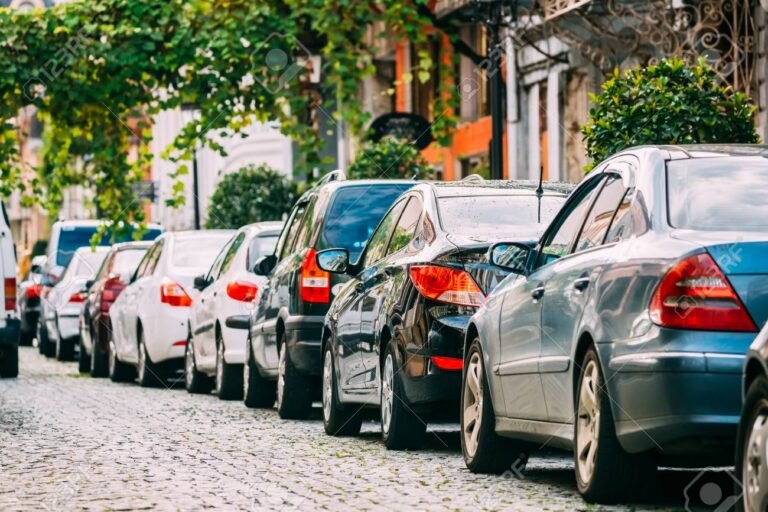 Cuando un conductor circula al lado de autos estacionados, qué debe tener en cuenta 35 autos estacionados