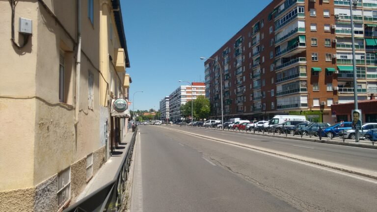 Qué lugares y actividades se encuentran en la Avenida Cardenal Raúl Silva Henríquez