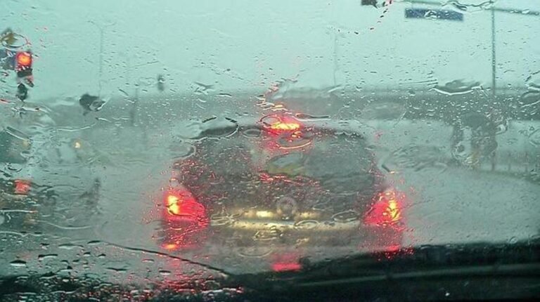 Es peligroso conducir cuando llueve y la carretera está mojada 23 condiciones lluvia 1