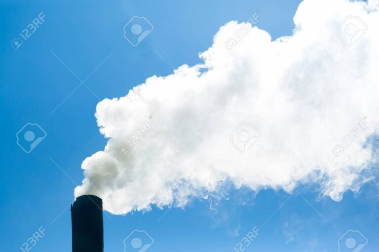 Por qué mi coche echa humo blanco al acelerar y qué significa