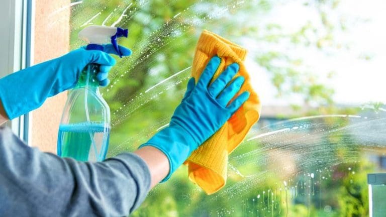 Cómo limpiar vidrios manchados para que queden impecables 2 limpiar vidrios