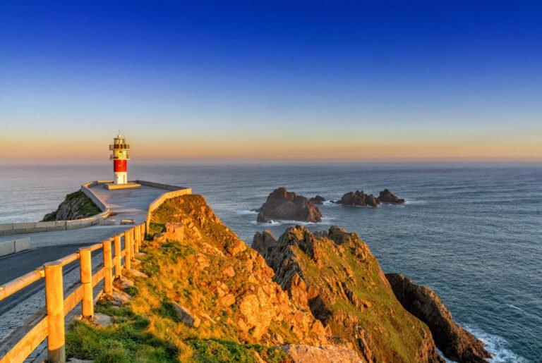 Para qué son los faros y cómo ayudan a la navegación marítima