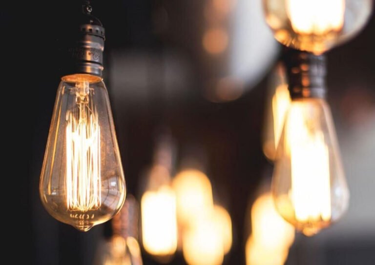 Es obligatorio que los vehículos circulen con las luces encendidas 2 luces encendidas