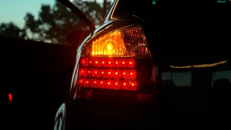 De qué color deben ser las luces de viraje traseras en un auto 29 luces viraje