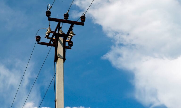Cuánto mide un poste de luz en Chile y cuáles son sus características