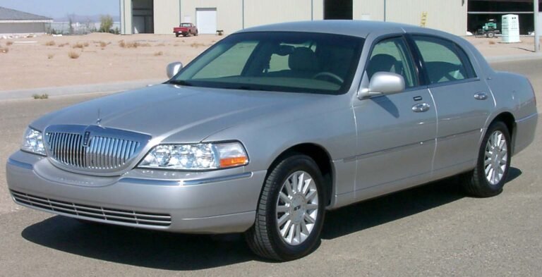 Qué tipo de motor lleva un Lincoln Town Car y sus especificaciones